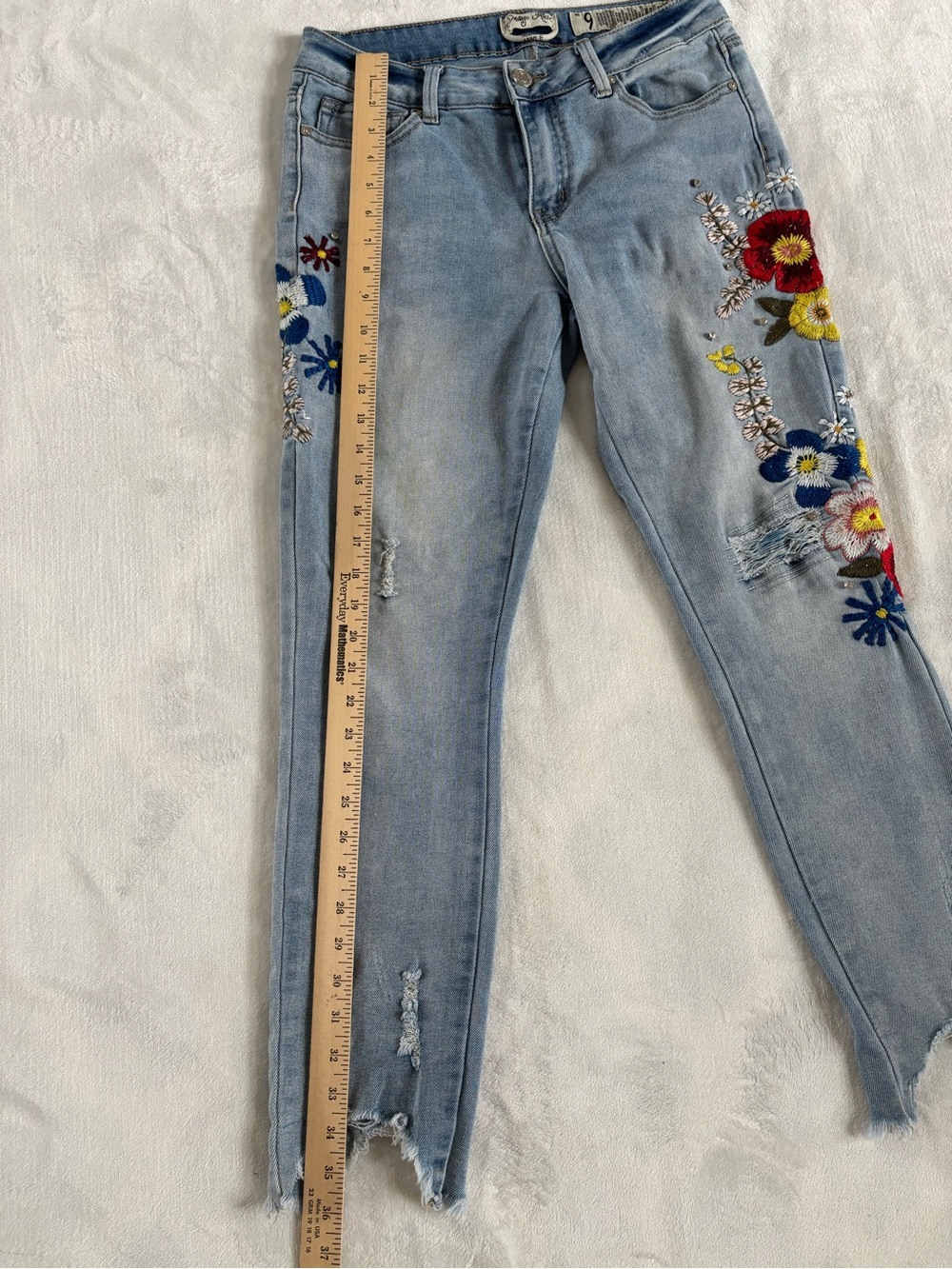 Indigo Rein Floral Boho Embroidered Cropped Ankle Jeans Size 9 Distressed Denim - Picture 10 of 15